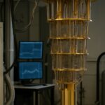 Kwantumcomputer met gouden koelkamer in een onderzoekslaboratorium, symbool voor het concept kwantumgeld