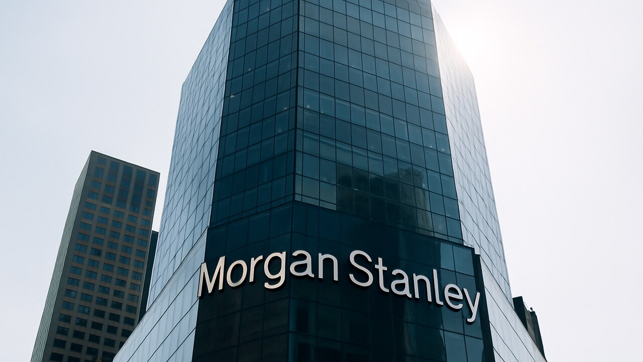 Het hoofdkantoor van Morgan Stanley met het logo duidelijk zichtbaar op de glazen gevel