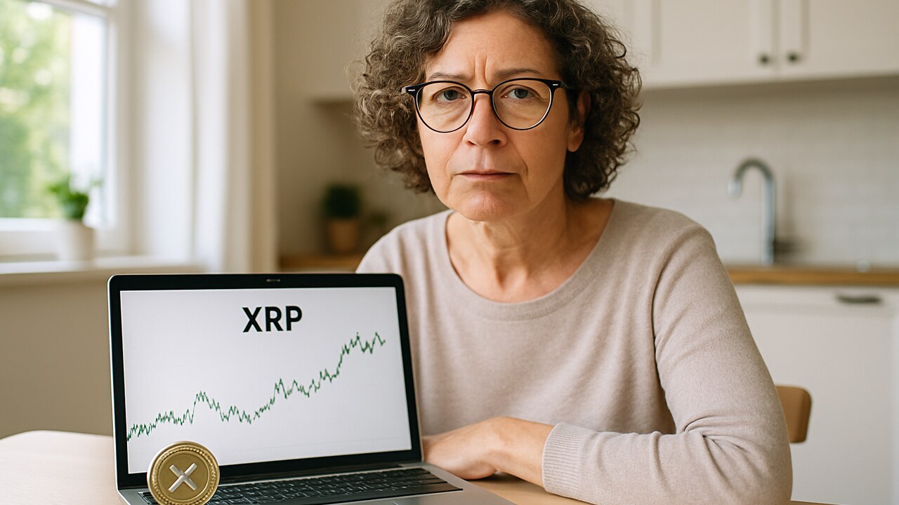 Vrouw achter laptop met XRP-koers denkt na over sparen voor haar pensioen