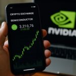 Hand met smartphone waarop een cryptobeurs-app een chipaandeel en stijgende groene grafiek toont