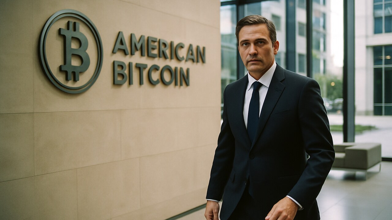 Zakenman loopt door bedrijfslobby met het logo van American Bitcoin aan de muur