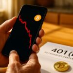 Handen van een oudere Amerikaan met een telefoon die een dalende rode Bitcoin-grafiek toont, naast een pensioenoverzicht en een fysieke Bitcoin-munt op een keukentafel