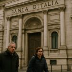 Het historische hoofdkantoor van de Bank van Italië in Rome met voetgangers ervoor