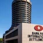 Het ronde hoofdkantoor van de Bank for International Settlements in Basel bij helder daglicht