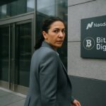 Bedrijfsgebouw met bordje van Bit Digital, een zakenvrouw loopt richting de ingang