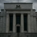 Het gebouw van de Amerikaanse Federal Reserve onder een bewolkte lucht, symbool voor de renteverwachtingen die de Bitcoin koers raken