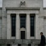 Het gebouw van de Amerikaanse Federal Reserve onder bewolkte hemel, symbool voor het rentebeleid dat de Bitcoin koers raakt