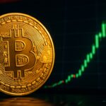 Fysieke Bitcoin-munt voor een beursscherm met een stijgende groene grafiek en een dichte weerstandszone erboven