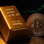 Een goudstaaf en een fysieke Bitcoin-munt naast elkaar onder warme belichting