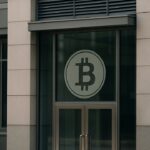 Modern kantoorgebouw met een Bitcoin-logo op een glazen entree, symbool voor grote institutionele houders