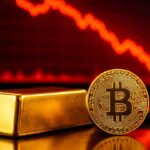 Een goudstaaf en een fysieke Bitcoin-munt naast elkaar, met op de achtergrond een rood dalende koersgrafiek op een scherm