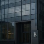 Zakelijk kantoorgebouw in de schemering met een subtiel Bitcoin-logo bij de ingang