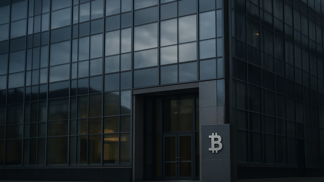 Zakelijk kantoorgebouw in de schemering met een subtiel Bitcoin-logo bij de ingang