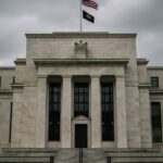 Het gebouw van de Amerikaanse Federal Reserve in Washington met vlag onder bewolkte lucht
