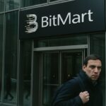 Modern kantoorgebouw met BitMart-logo op de gevel op een bewolkte dag, met voorbijgangers.