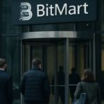 Ingang van een modern kantoorgebouw met het BitMart-logo op de gevel onder een bewolkte hemel