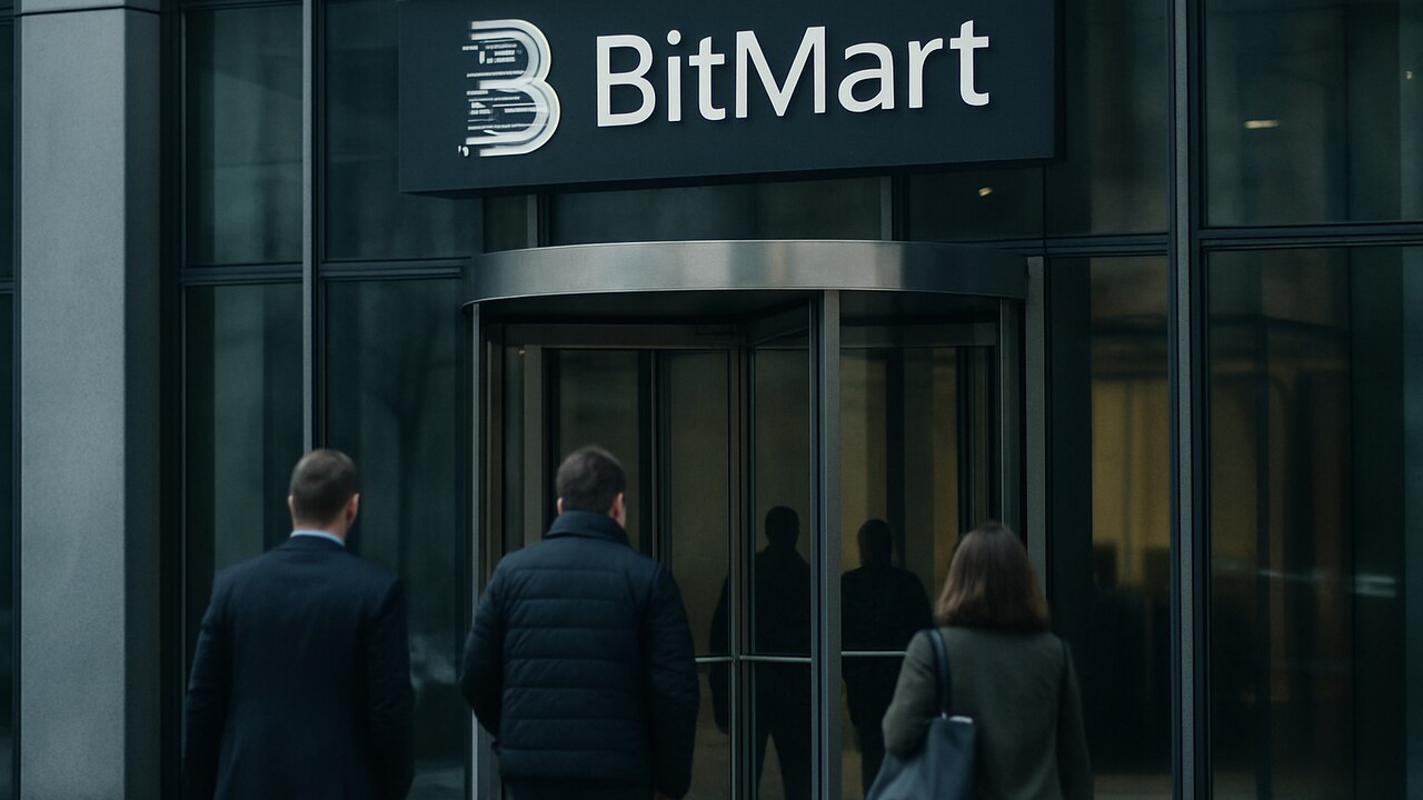 Ingang van een modern kantoorgebouw met het BitMart-logo op de gevel onder een bewolkte hemel