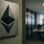 Ethereum-logo op een plaquette aan een kantoormuur van een bedrijf