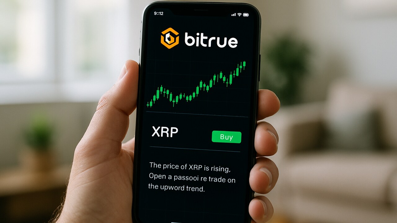 Hand met smartphone die de Bitrue-app toont met een groene XRP-koersgrafiek en een uitlegvenster