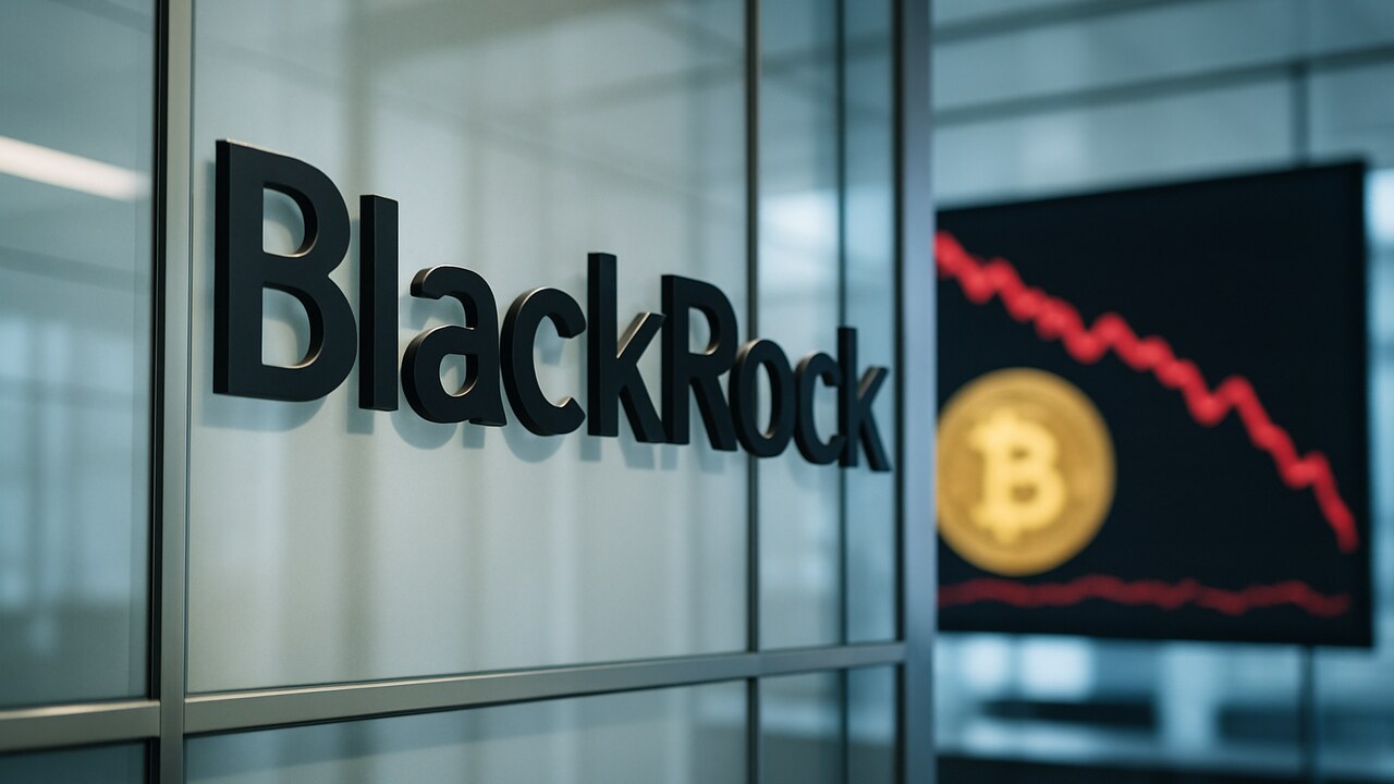 Het BlackRock-logo op een kantoormuur met op de achtergrond een dalende rode Bitcoin-koersgrafiek op een scherm.