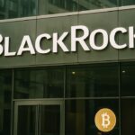 Kantoorgevel met het BlackRock-logo in een zakendistrict, symbool voor de Bitcoin ETF IBIT