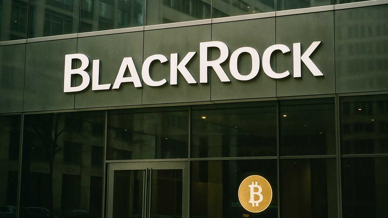 Kantoorgevel met het BlackRock-logo in een zakendistrict, symbool voor de Bitcoin ETF IBIT