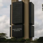 Het hoofdkantoor van de Braziliaanse centrale bank in Brasília onder een bewolkte hemel