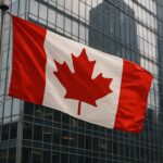 De Canadese vlag wappert voor een modern kantoorgebouw in het financiële district van Toronto