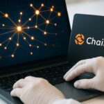 Handen bij een laptop met een helder netwerkschema van transacties en het Chainalysis-logo zichtbaar