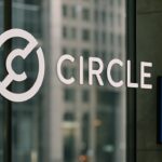 Het Circle-logo op een glazen kantoormuur, symbool voor de nieuwe trustlicentie voor USDC-uitgever Circle