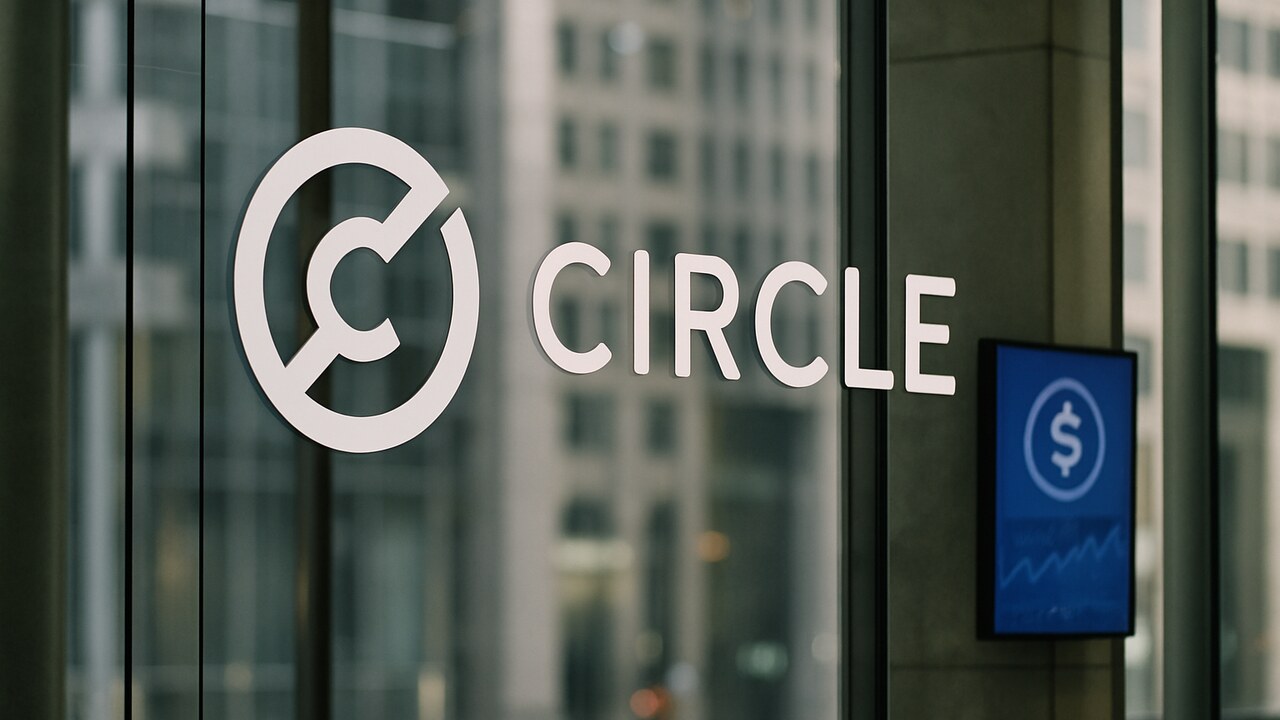 Het Circle-logo op een glazen kantoormuur, symbool voor de nieuwe trustlicentie voor USDC-uitgever Circle