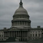 Het Amerikaanse Capitool in Washington onder een bewolkte hemel, symbool voor een haperend cryptowetsvoorstel