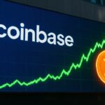 Coinbase-logo op een beursdisplay naast een stijgende groene grafiek en een Bitcoin-symbool