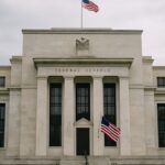 Het gebouw van de Amerikaanse Federal Reserve op een bewolkte ochtend