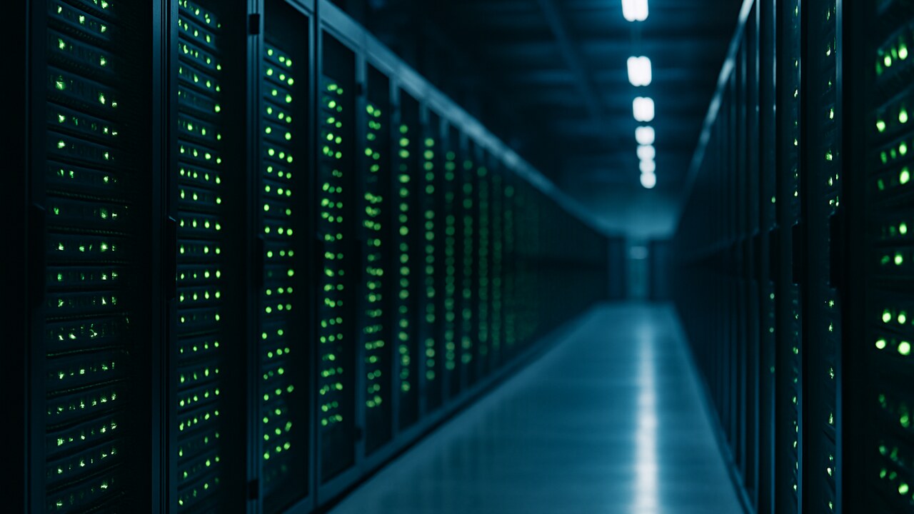 Serverruimte van een datacenter met lange rijen serverracks en groene statuslampjes, symbool voor autonome AI-systemen