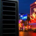 Leeg serverrek voor de verlichte Las Vegas Strip, symbool voor een niet-bestaande AI-supercomputer