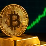 Een fysieke bitcoin-munt op goudstaven met op de achtergrond een stijgende groene koersgrafiek