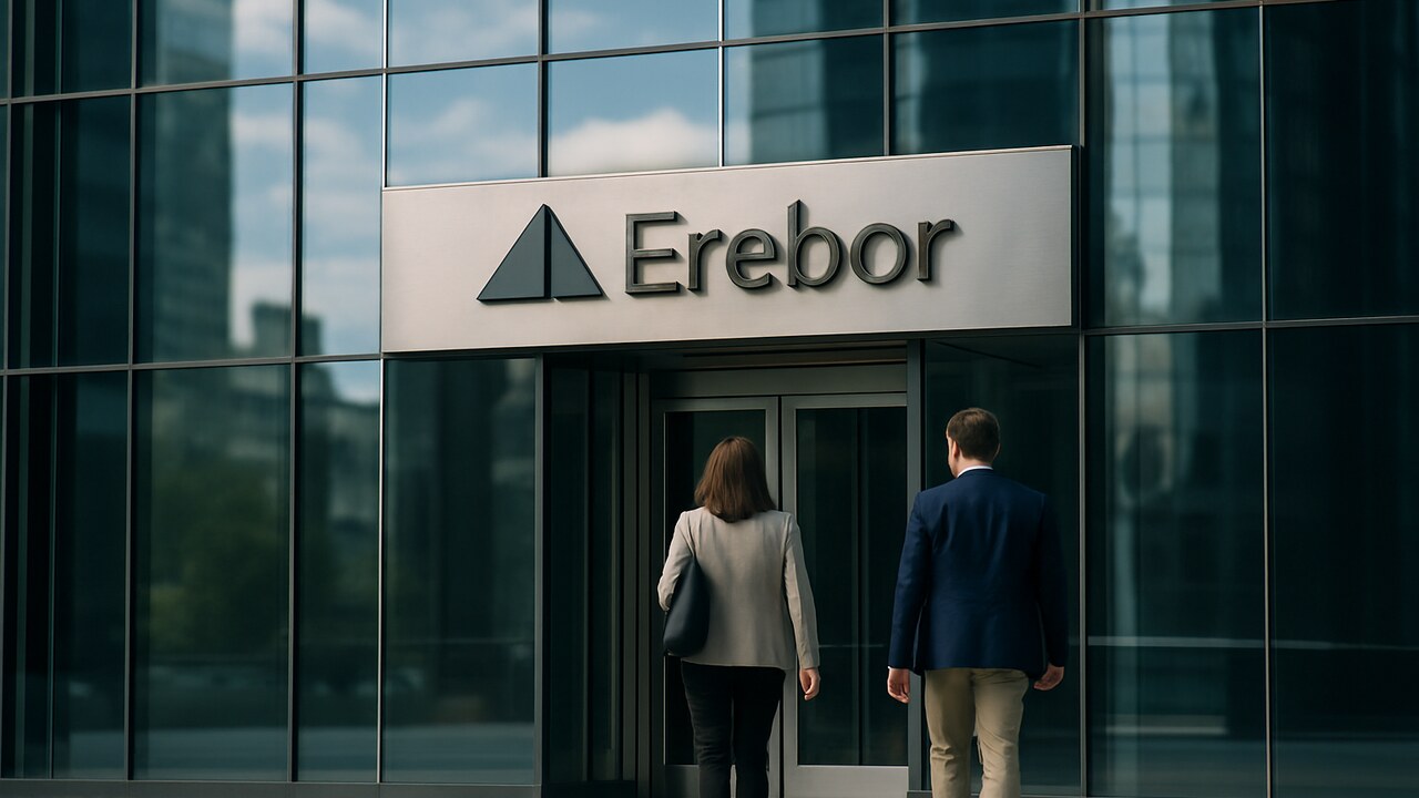 Vooraanzicht van het glazen hoofdkantoor van cryptobank Erebor met naambordje bij de ingang