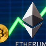 Ethereum-logo dat een stijgende groene grafiek aanvoert met het Bitcoin-symbool erachter