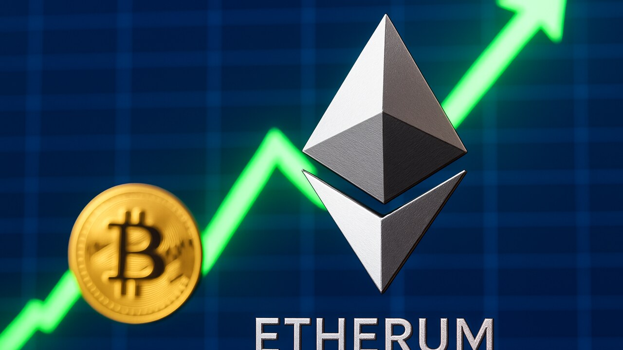 Ethereum-logo dat een stijgende groene grafiek aanvoert met het Bitcoin-symbool erachter