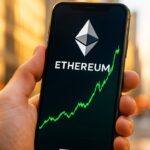 Smartphone met stijgende groene Ethereum-grafiek en het Ethereum-logo op het scherm