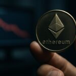 Datacenter met serverrijen en een Ethereum-logo, op de achtergrond een scherm met een dalende rode koerslijn