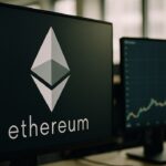 Het Ethereum-logo op een scherm in een handelskantoor met een groene koerslijn op een tweede monitor