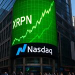 Nasdaq-gebouw in New York met de ticker XRPN en een groene stijgende grafiek op het grote scherm