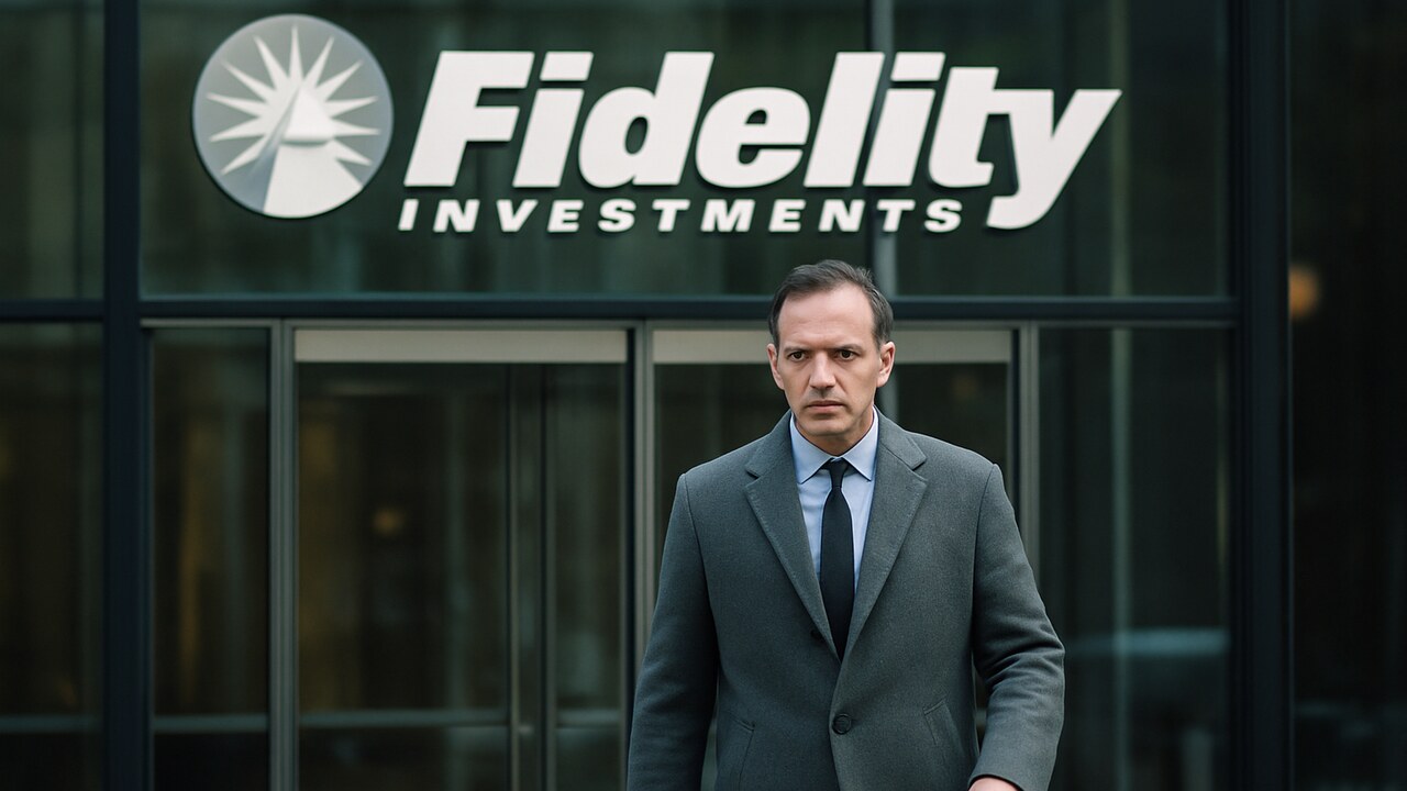 Ingang van een Fidelity-kantoorgebouw met het logo op de glazen gevel, terwijl een persoon voorbijloopt