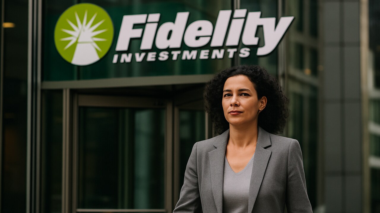 Ingang van een Fidelity-kantoorgebouw met het logo, een zakenvrouw loopt richting de camera