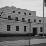 Het zwaarbeveiligde gouddepot van Fort Knox in Kentucky onder een bewolkte hemel