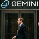 Vooraanzicht van een modern kantoorgebouw met het Gemini-logo bij de ingang