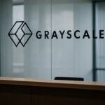 Het Grayscale-logo op een glazen wand in een rustige, moderne kantoorlobby
