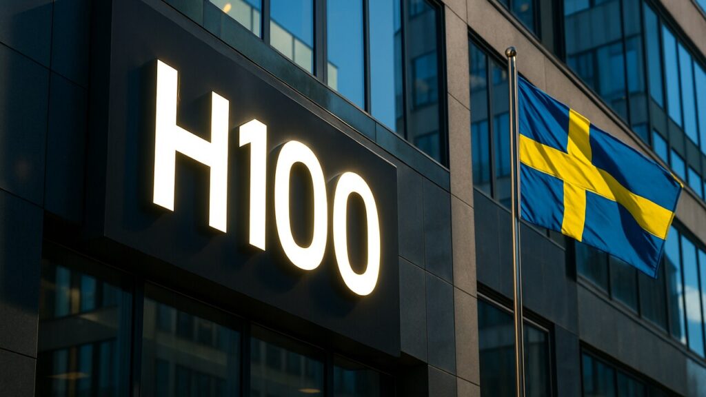 Het logo van het Zweedse bedrijf H100 op een gebouwgevel met een Zweedse vlag ernaast